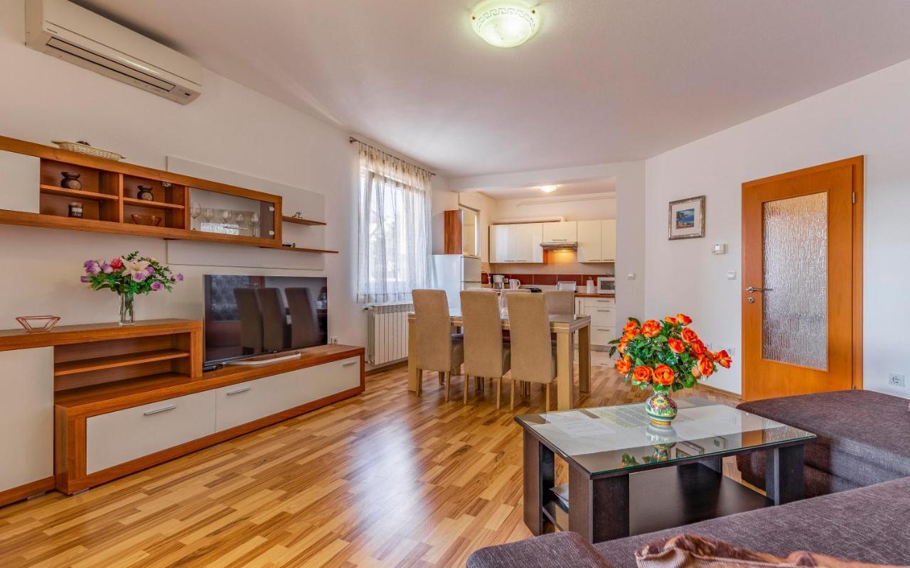Istriensonne - Apartments Veruda Mit Grillterrasse Pola Esterno foto